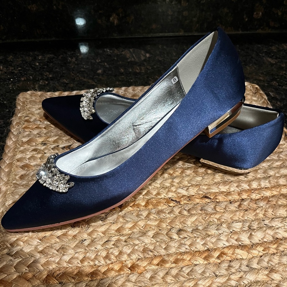 Women’s size 8 flat satin wedding/dressy shoes.
